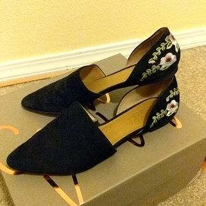 Pointed black flats with floral embroidery